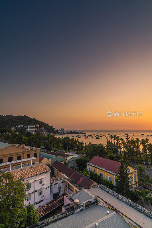 全景的沿海Vung Tau的看法，从上面，海浪，海岸线，街道，椰子树和陶凤山在越南。海上美丽的日落。